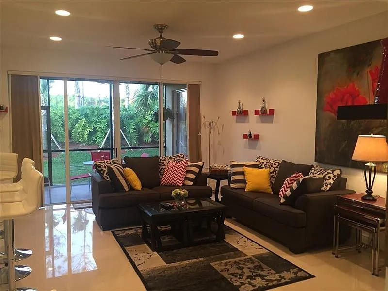 3 bed, 2.0 bath, 1401 sqft, $4,600 — Photo 3