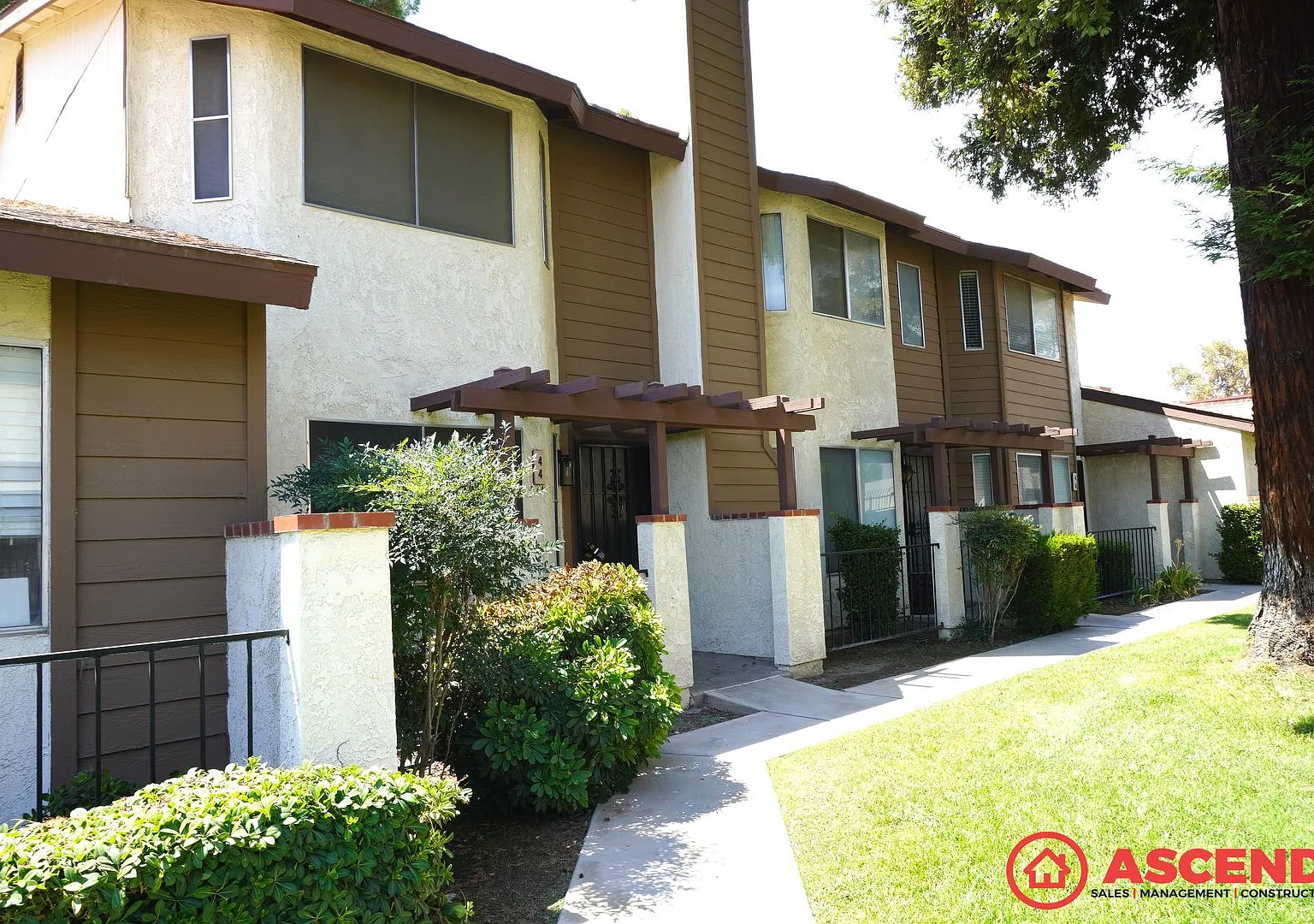 Stunning Townhome in Southwest Bakersfield! — Photo 1