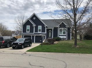 1041 Wellington Dr, Leavenworth, KS 66048