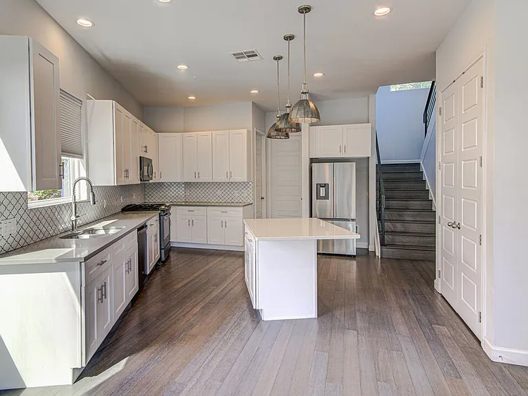 2406 E 16th St — Photo 11