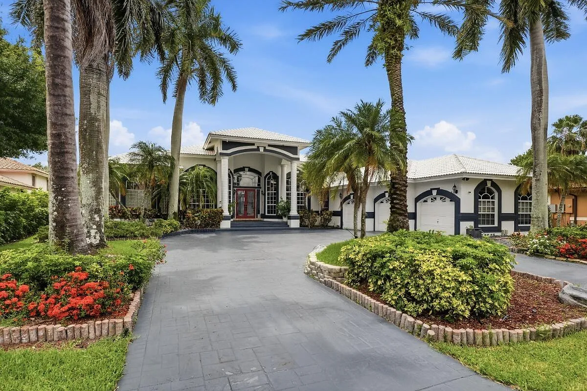 5 bed, 4.5 bath, 3582 sqft, $7,950 — Photo 1
