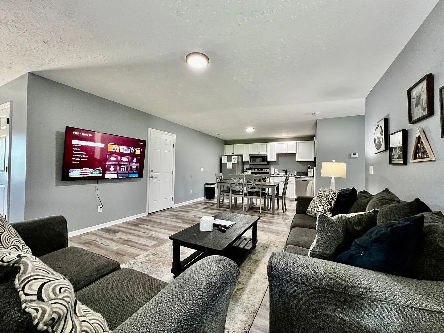 3 bedroom home w/ privately fenced yard + hot tub. — Photo 2
