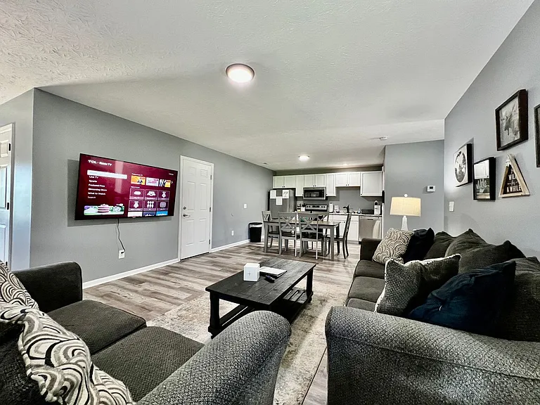 160 Overbrook Dr — Photo 2