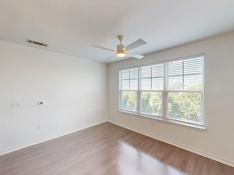 Essex Luxe Apartments — Photo 91