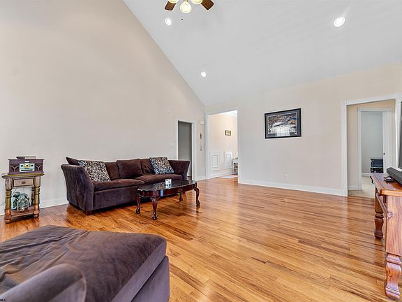 5th image of 207 Meadow Ponds Ln