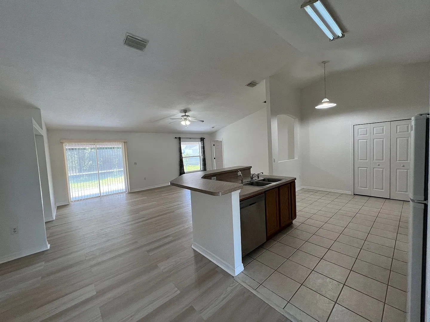 $1,895 ** 3 Bed / 2 Bath * Single Family Home — Photo 3