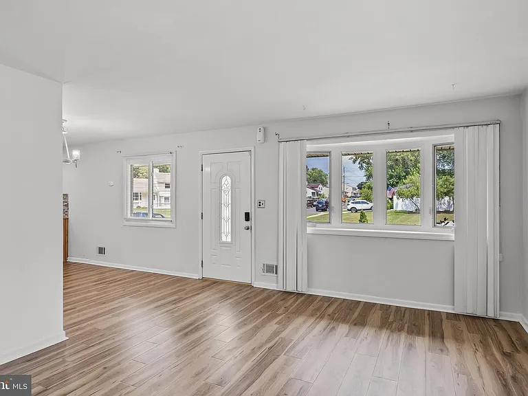 32 Larkin Rd — Photo 2