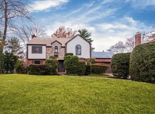 4 Parkside Dr, Great Neck, NY 11021