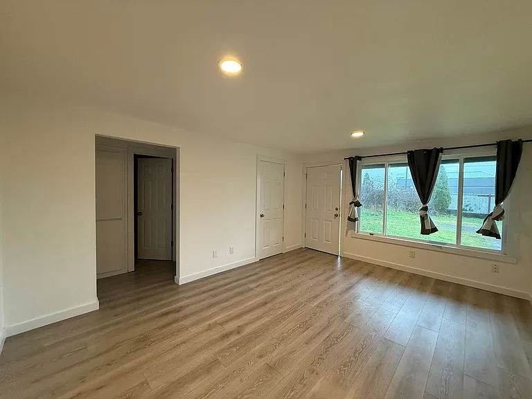 925 Avenue G — Photo 4