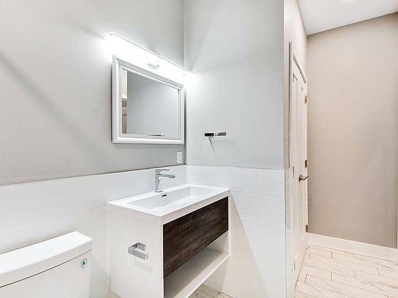 5th image of 1527 W Girard Ave #201