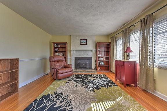 3rd image of 101 Carolyn Cir