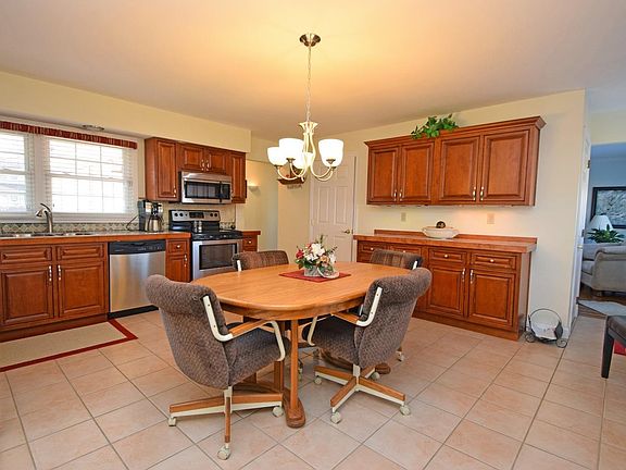 4th image of 2472 Stonypoint Dr