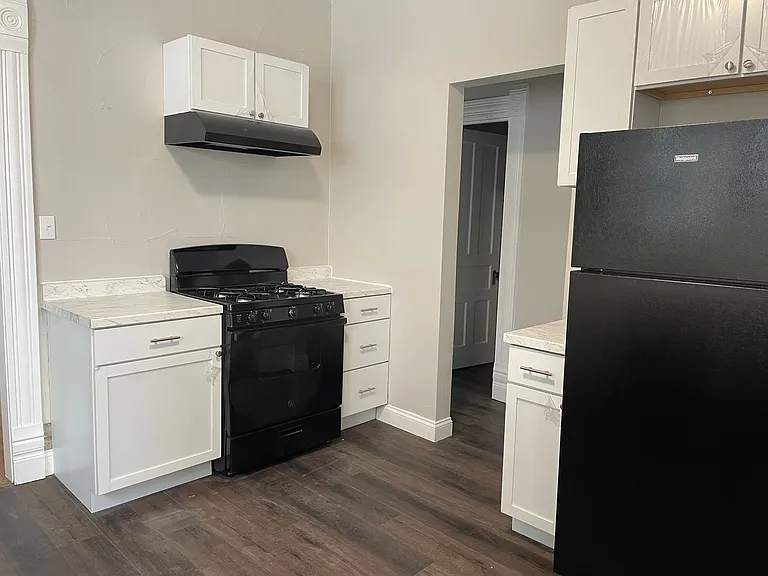 628 Jefferson St — Photo 12