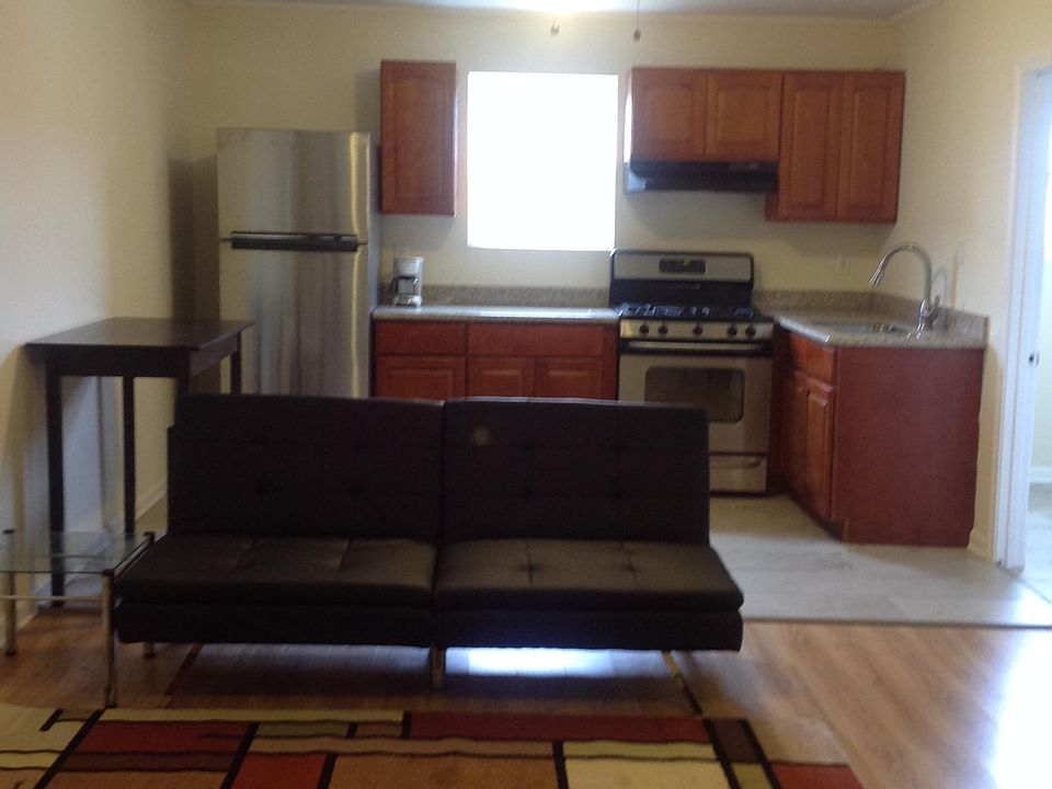 1st image of 28 Willow Dr