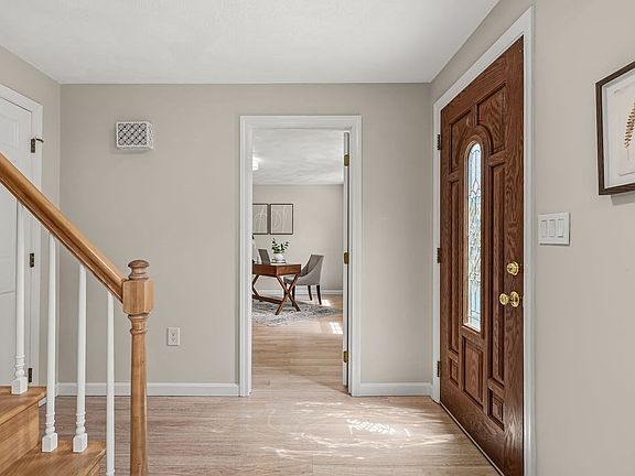 4th image of 394 Old Farm Rd