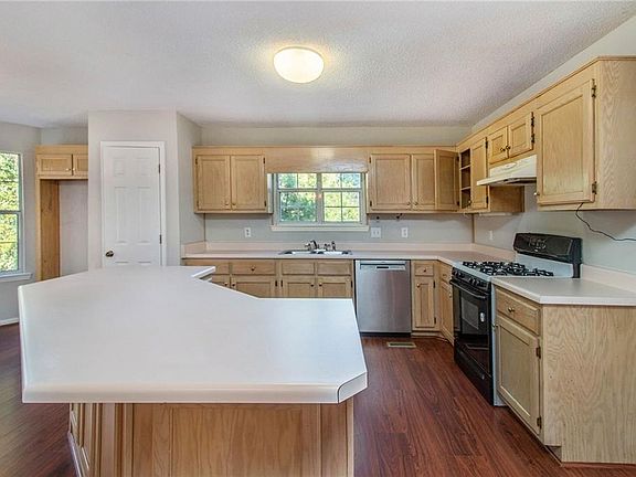 3rd image of 7568 Hillside Dr