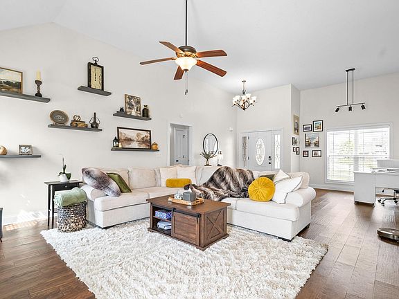 5th image of 712 Lillian Grace Dr