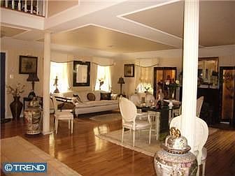 2nd image of 525 W Moreland Ave