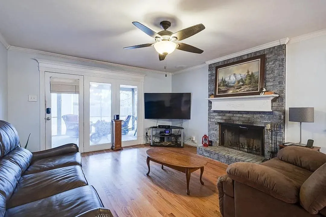 3 bed, 2.0 bath, 1328 sqft, $2,000 — Photo 4