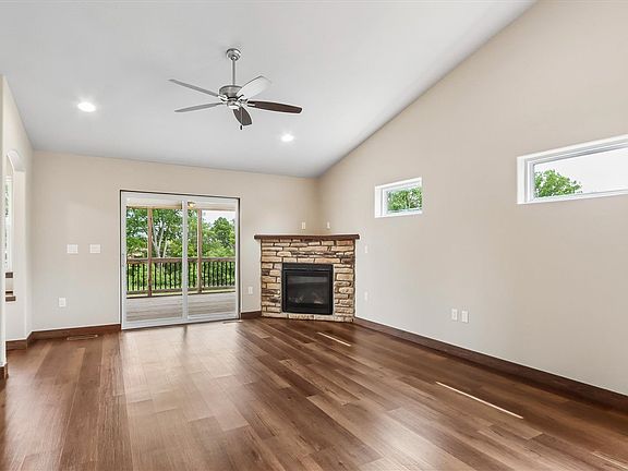 3rd image of 620 Creekside Dr