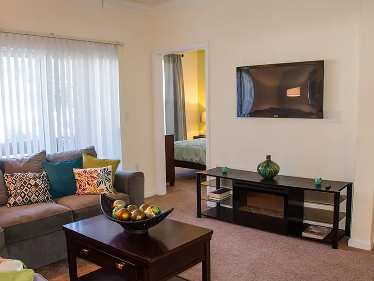 Eagle Harbor Apartments — Photo 14