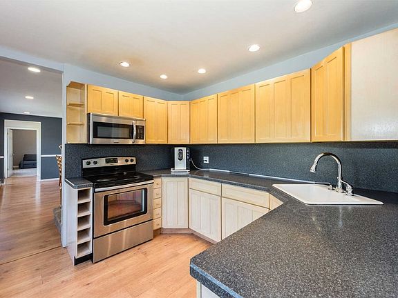 4th image of 67 Academy Ln