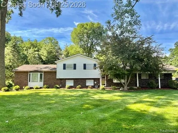 8695 Stout Ave, Grosse Ile, MI 48138