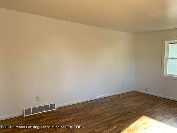 4th image of 2734 Hampshire St