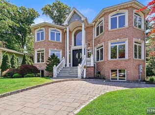 277 Castle Dr, Englewood Cliffs, NJ 07632