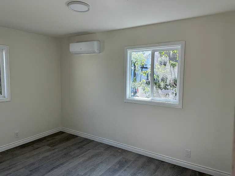 1098 W Nicolet St — Photo 7