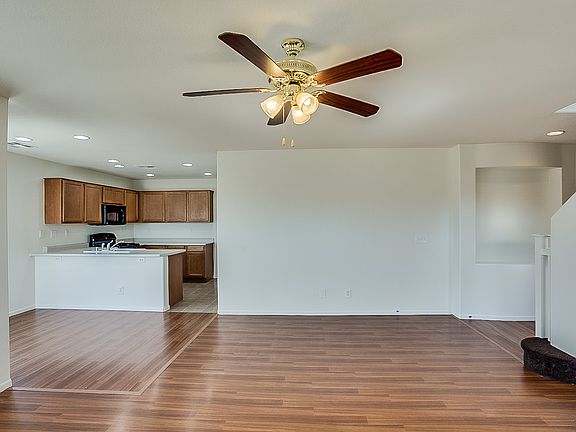3rd image of 4027 Puebla St