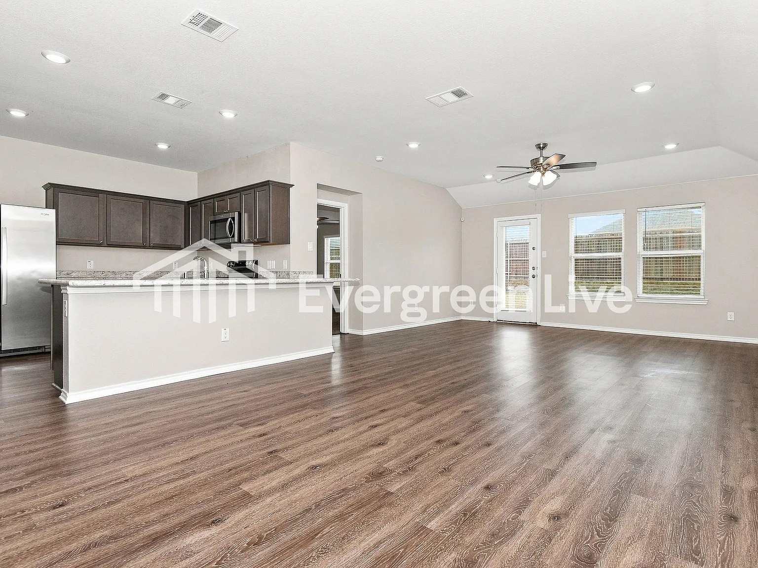 5 bed, 2.0 bath, 2064 sqft, $1,895 — Photo 3