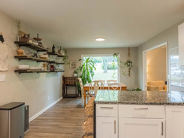 210 Elliott Ct — Photo 3