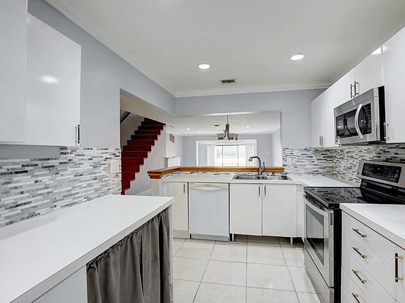3rd image of 3556 Estepona Ave #20-1