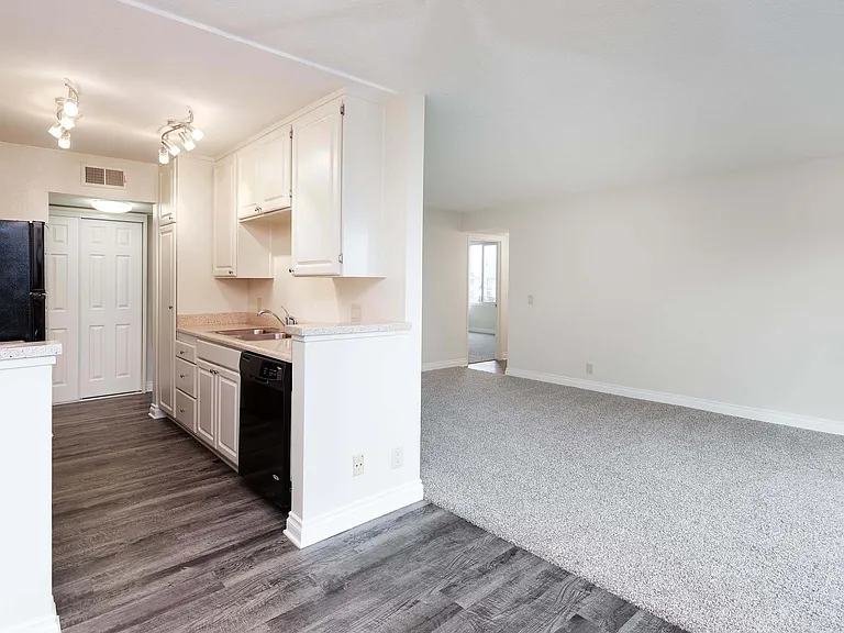 Burbank Gardens Apartments — Photo 11