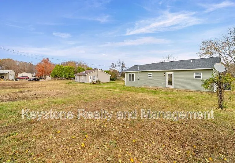 225 Military Rd — Photo 15