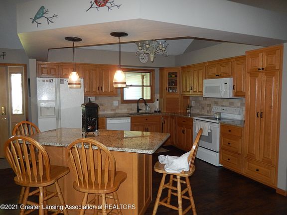 4th image of 3225 Rolling Meadows Dr