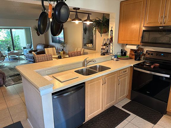 4th image of 655 Woodlawn Dr