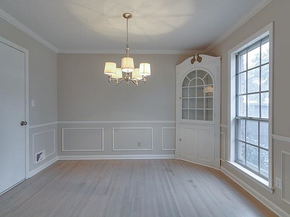 3rd image of 3150 Estes St