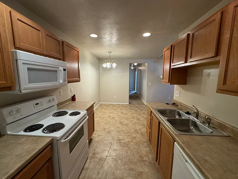915 NW Maggie Ct #B — Photo 7