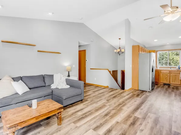 1332 Creekside Dr, Waconia, MN 55387