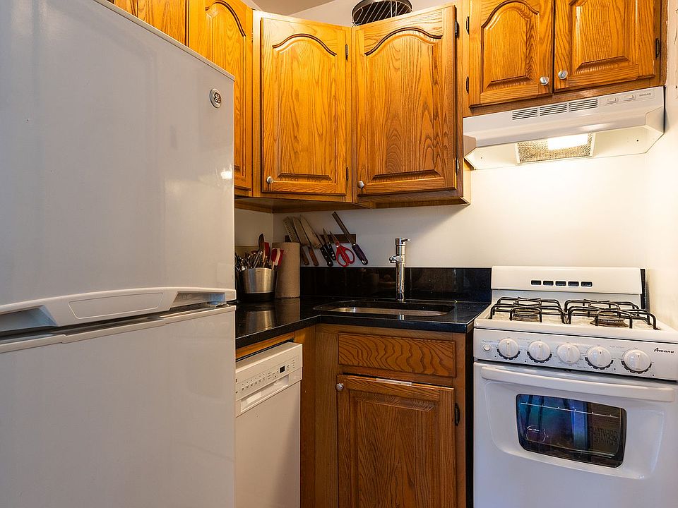 2nd image of 855 President St #3R