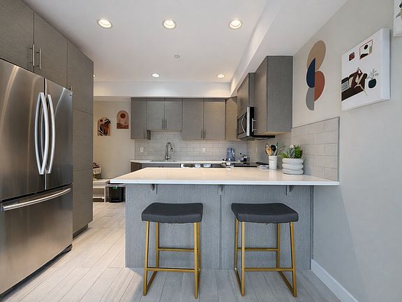 4th image of 108 23rd Ave SW #302