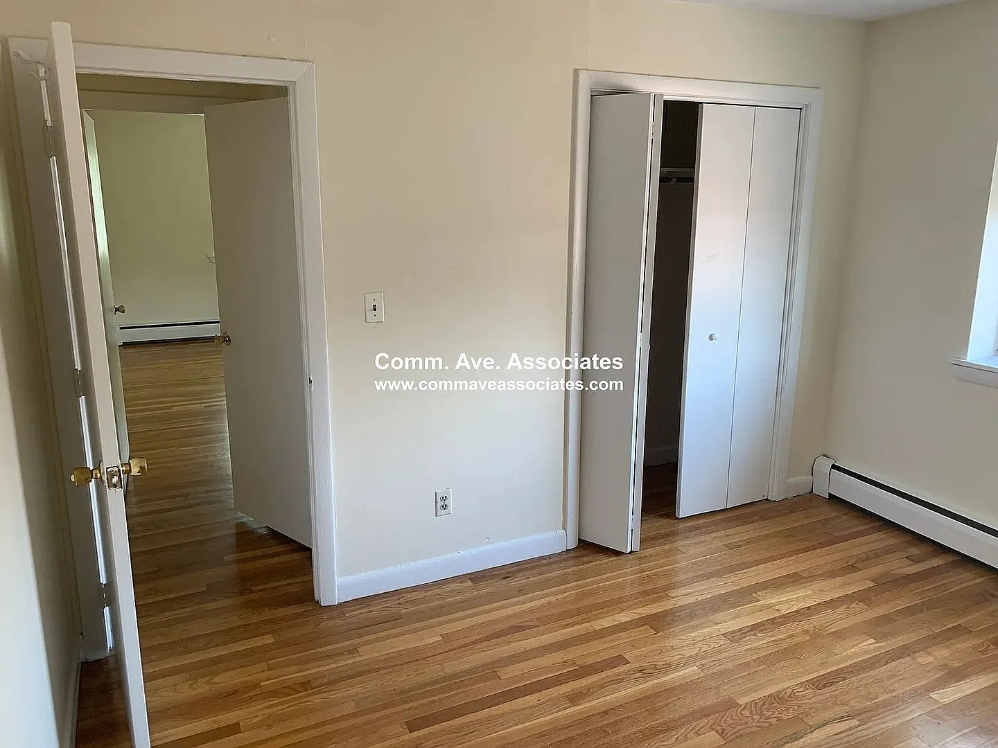 No Brokers Fee, Heat, Hot Water Included, Build-in AC Unit, Laundry on a Site, Parking for Rent — Photo 2