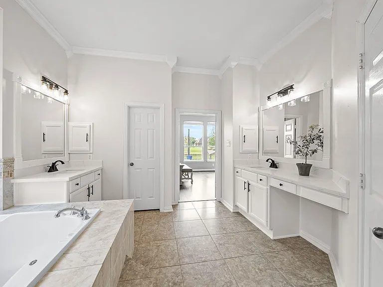 4703 Oxbow Cir W — Photo 25