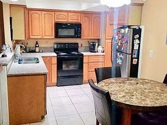 5th image of 646 Coronado Ave APT B