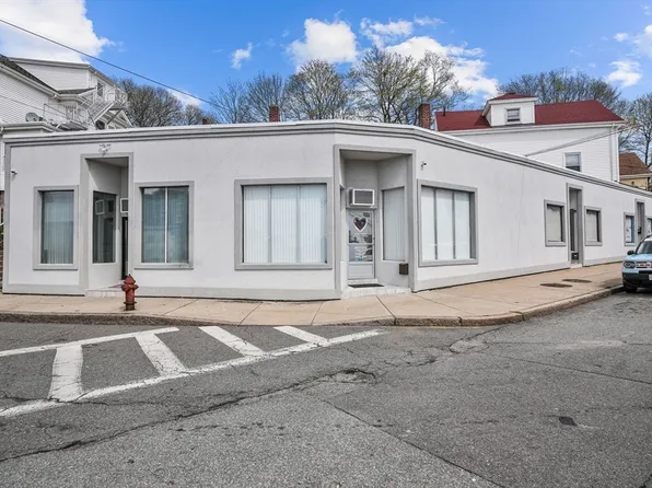 1792 Pleasant St, Fall River, MA 02723