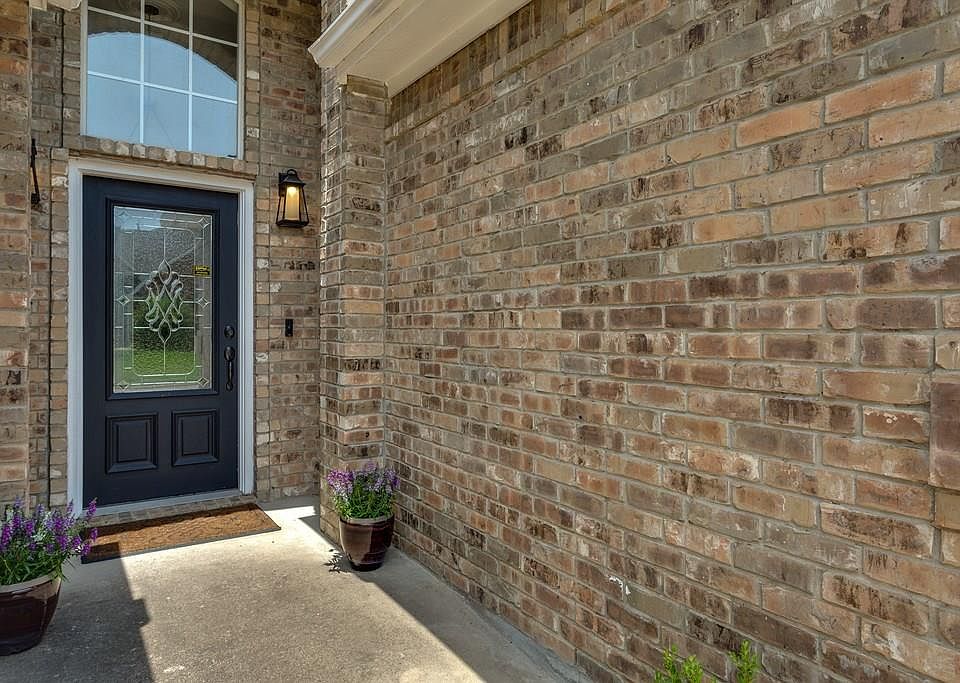 1st image of 3010 Bluffview Dr