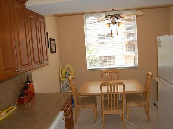 4th image of 2841 NE 163rd St APT 614