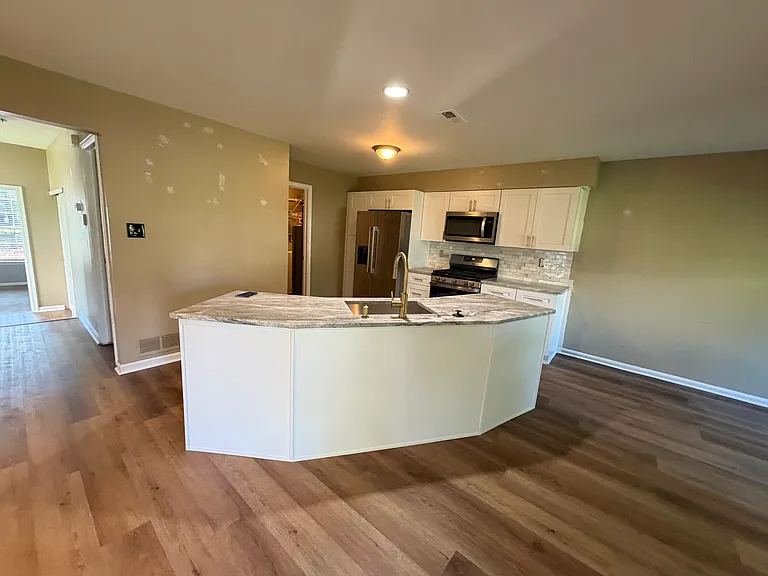 112 Lincoln Ln — Photo 4
